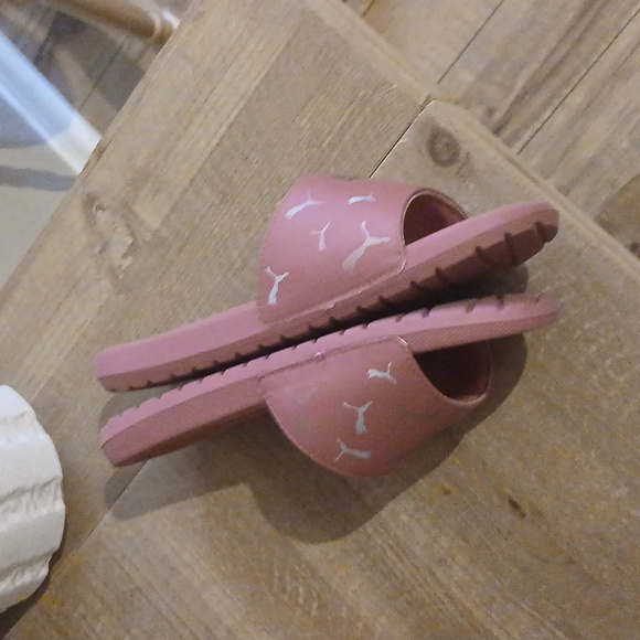 Women's Puma Slides Sandals With Metallic Gold Accent. Size 8 - Picture 13 of 17